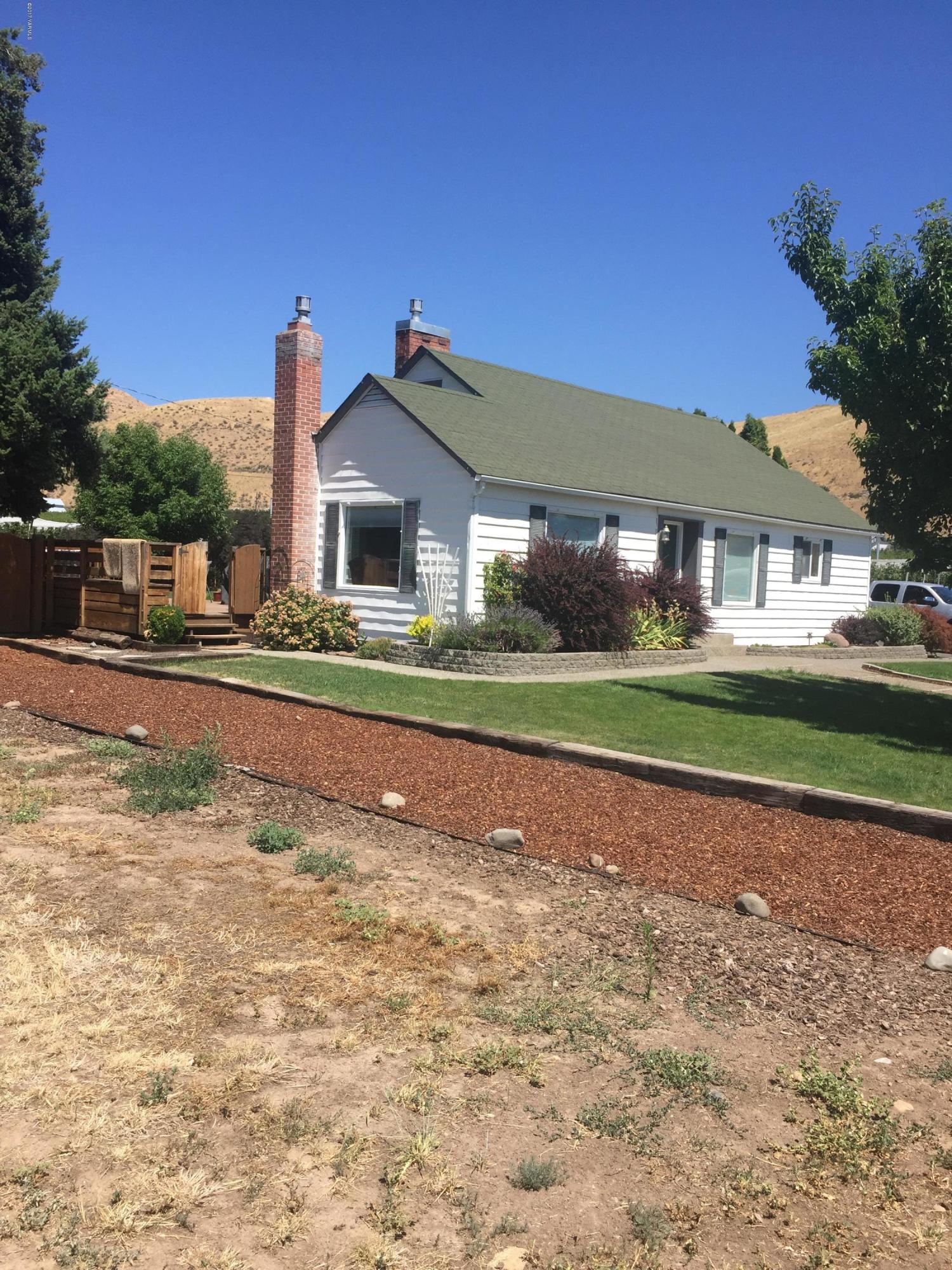 431 Allan Road Naches, WA 98937 - Photo 3 of 50 a house view with a outdoor space