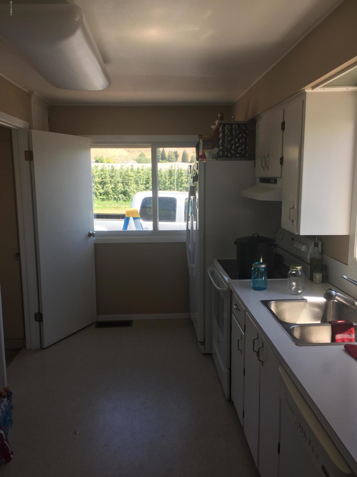 431 Allan Road Naches, WA 98937 - Photo 29 of 50 a kitchen with a sink stove and refrigerator