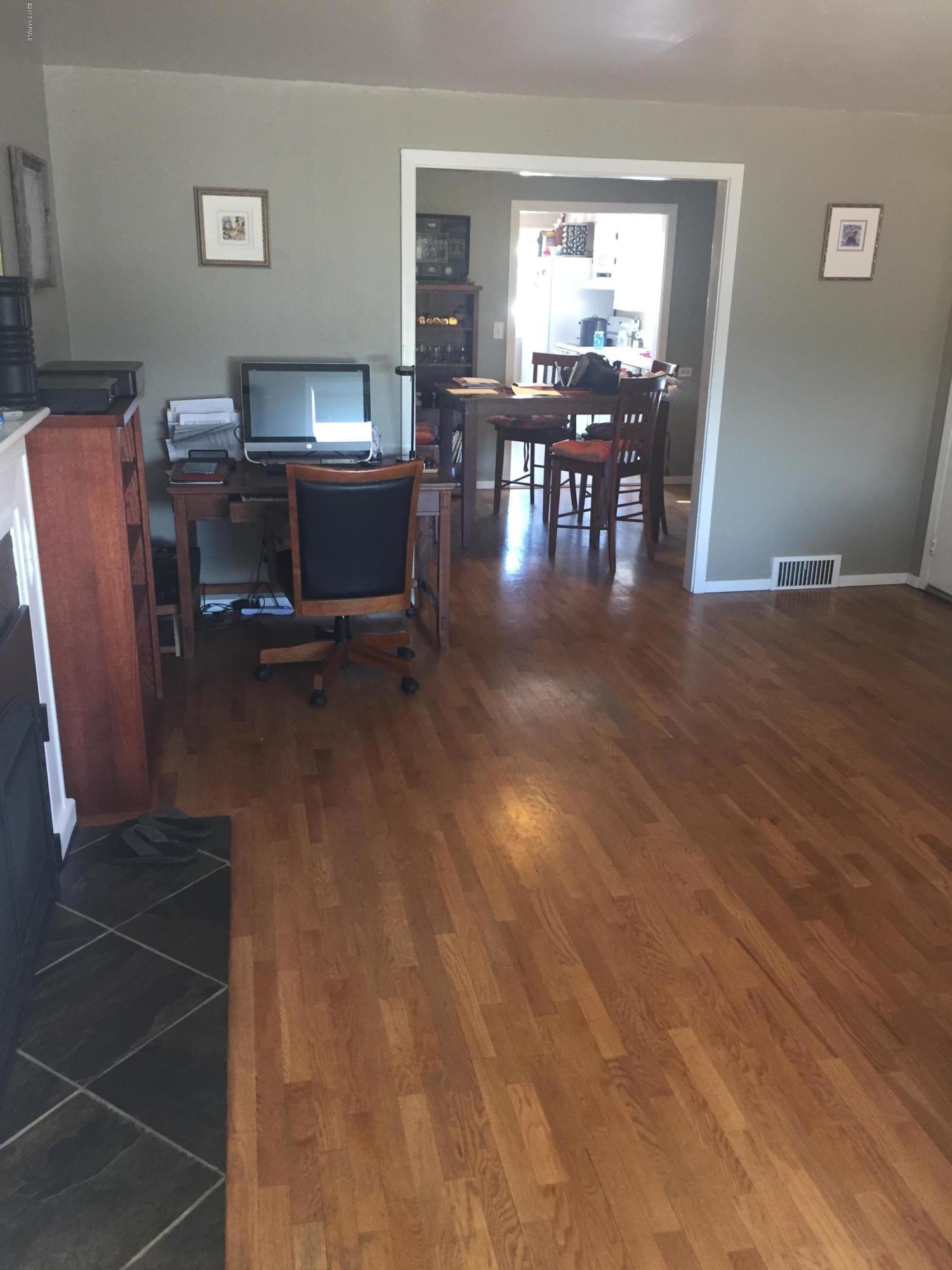 431 Allan Road Naches, WA 98937 - Photo 31 of 50 a view of a workspace with furniture and a livingroom