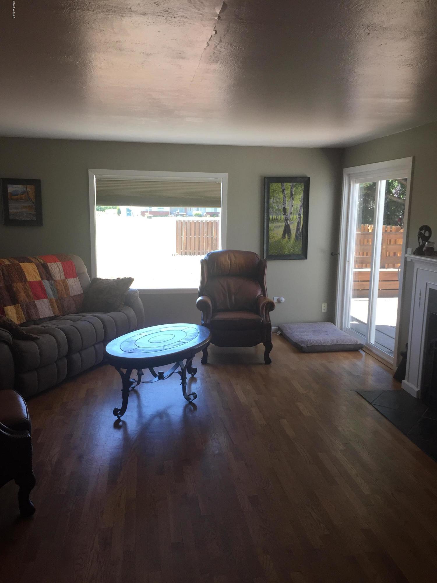 431 Allan Road Naches, WA 98937 - Photo 33 of 50 a living room with furniture and a window