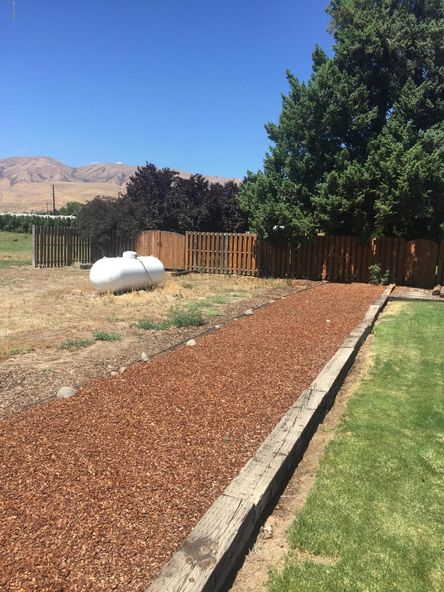 431 Allan Road Naches, WA 98937 - Photo 5 of 50 a view of a backyard with a lake view