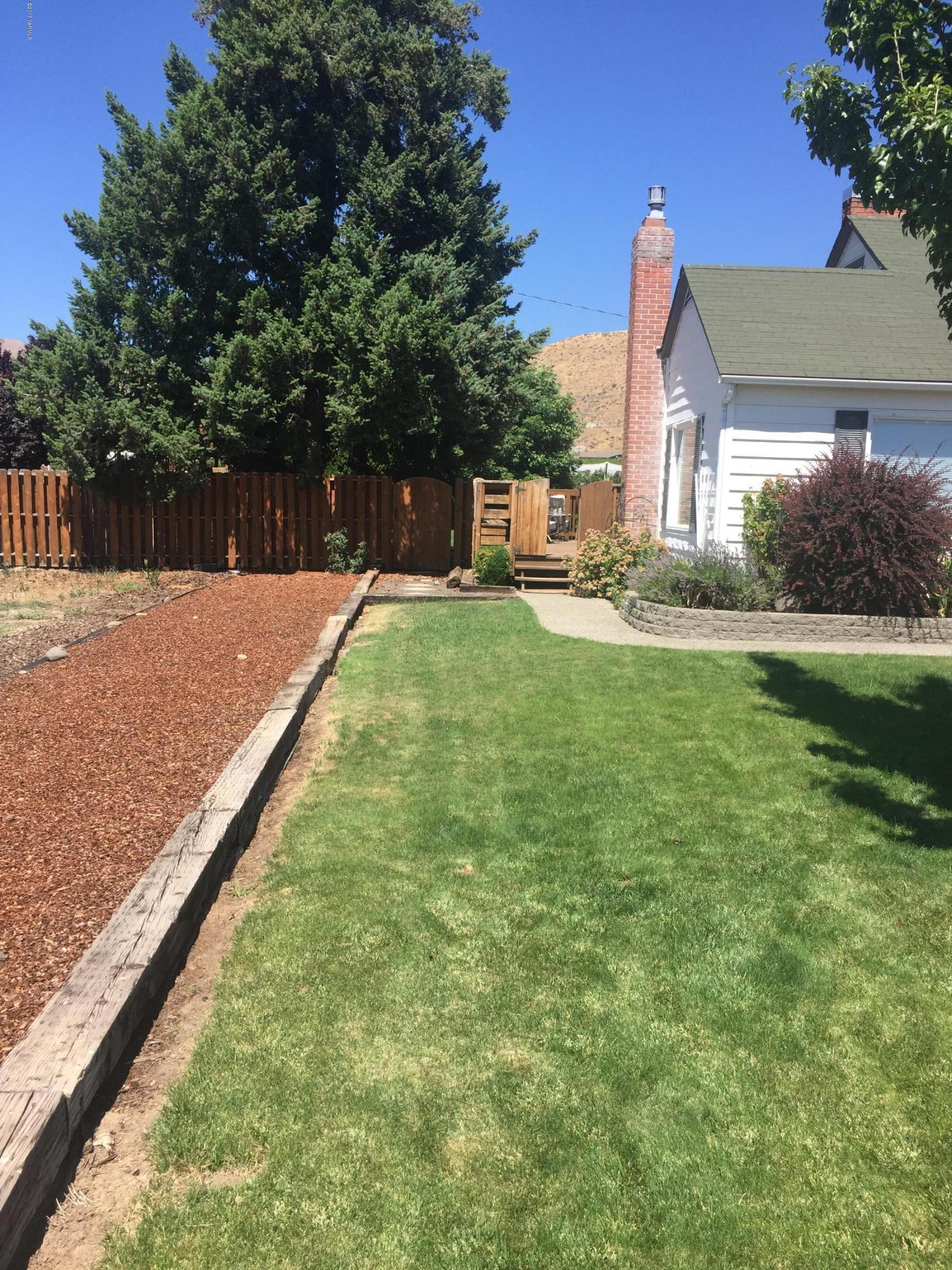 431 Allan Road Naches, WA 98937 - Photo 6 of 50 a view of back yard of the house