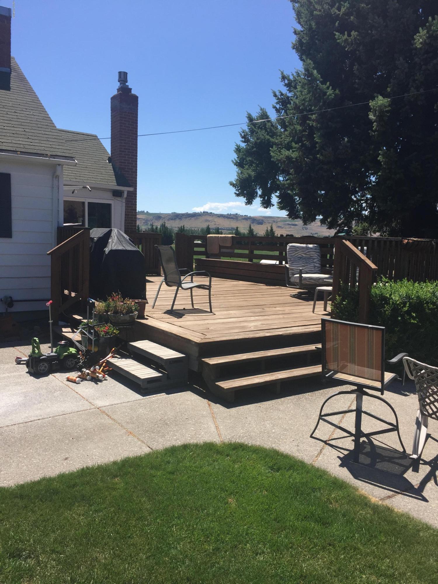 431 Allan Road Naches, WA 98937 - Photo 9 of 50 a view of a terrace with sitting area
