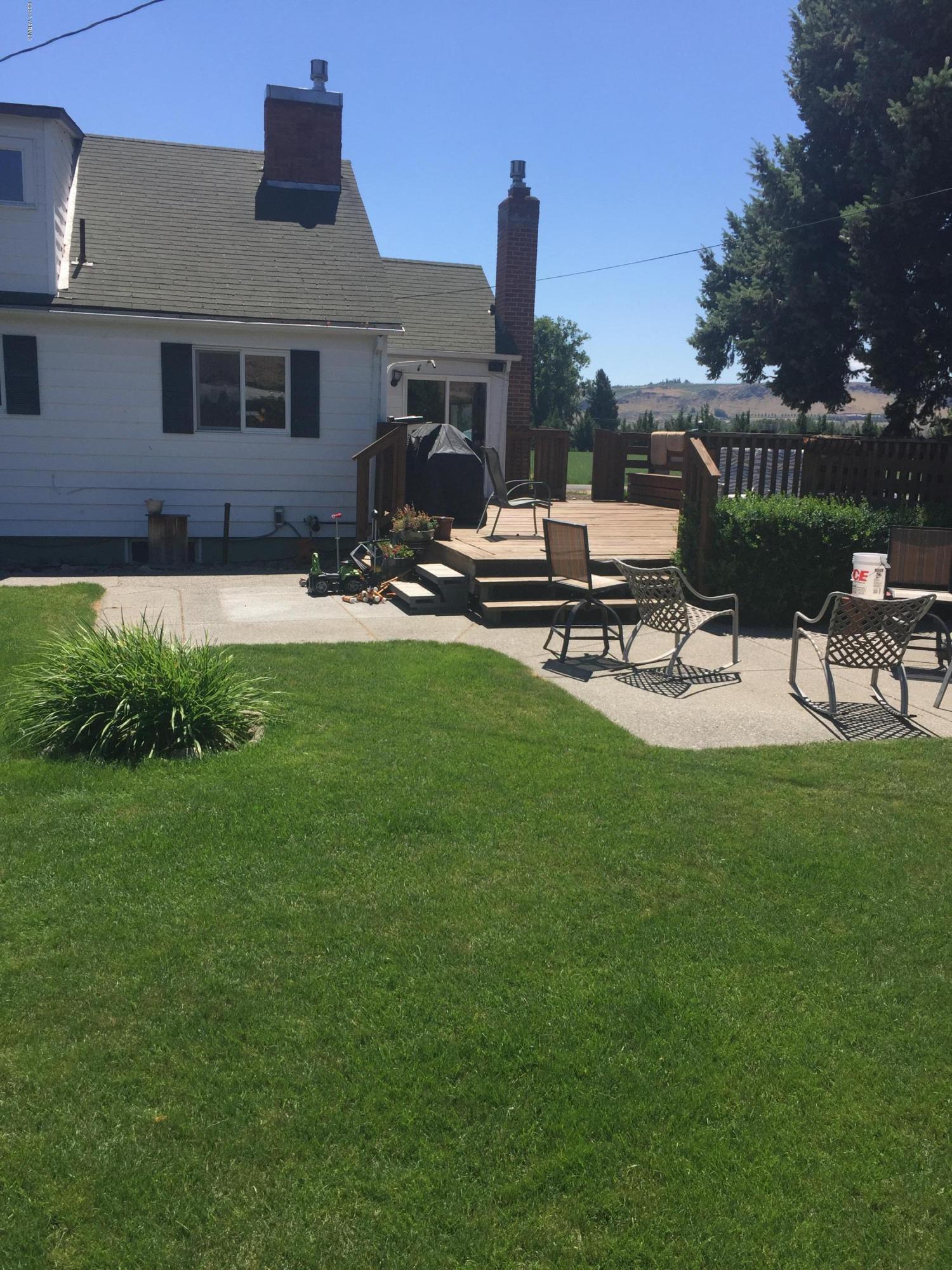 431 Allan Road Naches, WA 98937 - Photo 10 of 50 a view of a backyard with a patio