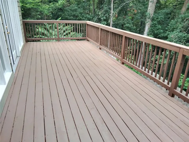 a view of a house with backyard and garden