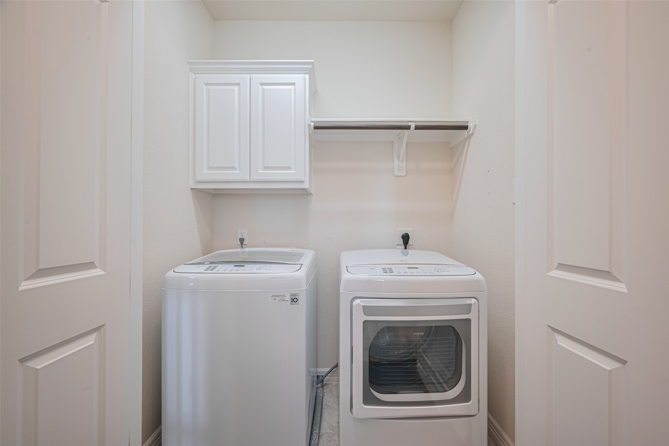 10004 Spring Shadows Park Circle Houston, TX 77080 - Photo 34 of 50 a utility room with dryer and washer