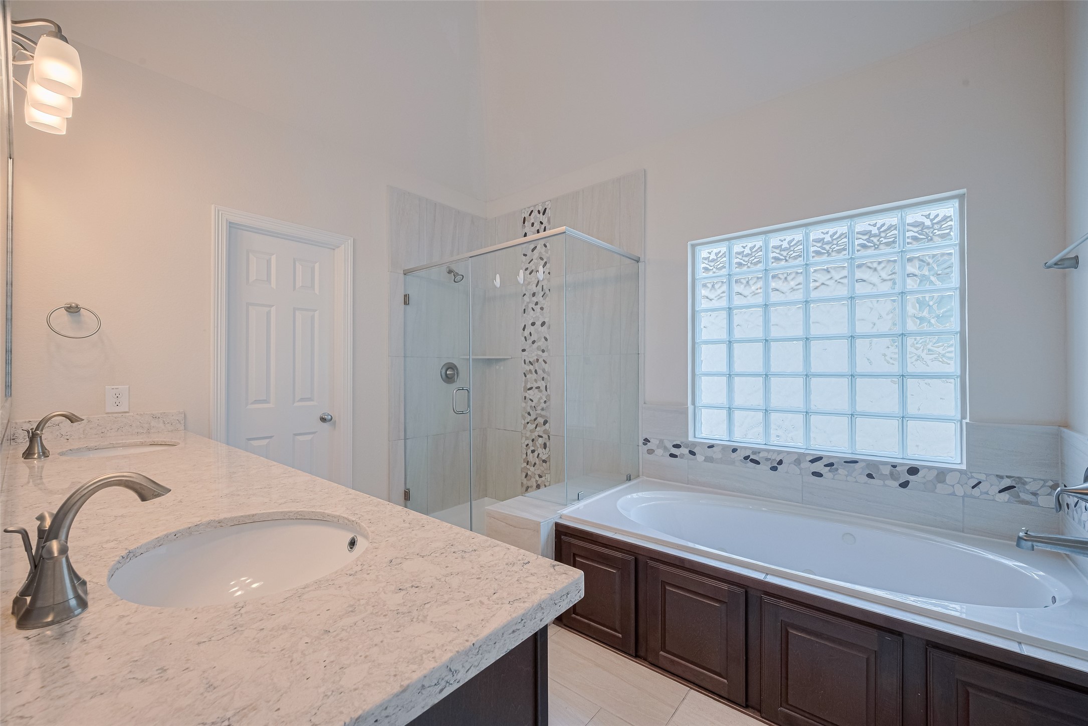 10004 Spring Shadows Park Circle Houston, TX 77080 - Photo 39 of 50 a bathroom with a sink and a bathtub