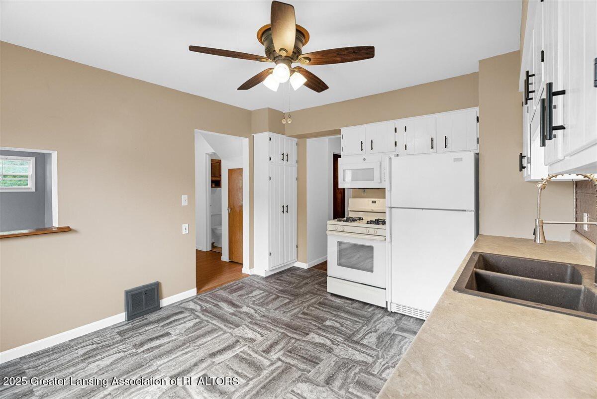 3309 Pleasant Grove Road Lansing, MI 48910 - Photo 13 of 26 13-Media Jett - 09