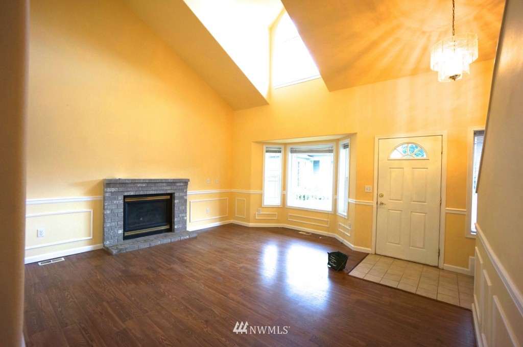 2127 Northeast 17th Place Renton, WA 98056 - Photo 2 of 14 Gallery Image 2