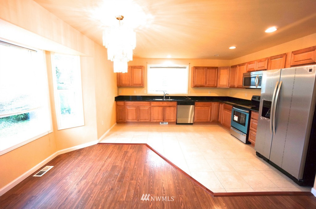 2127 Northeast 17th Place Renton, WA 98056 - Photo 5 of 14 Gallery Image 5