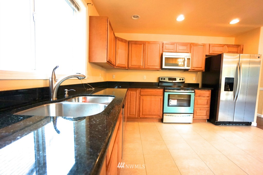 2127 Northeast 17th Place Renton, WA 98056 - Photo 6 of 14 Gallery Image 6
