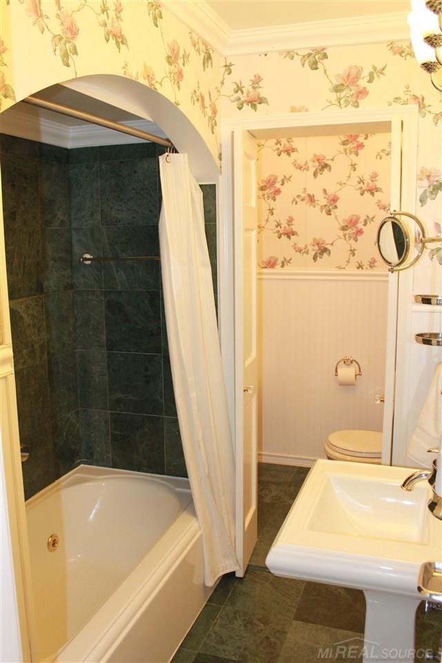 1071 Hampton Road Grosse Pointe Woods, MI 48236 - Photo 17 of 30