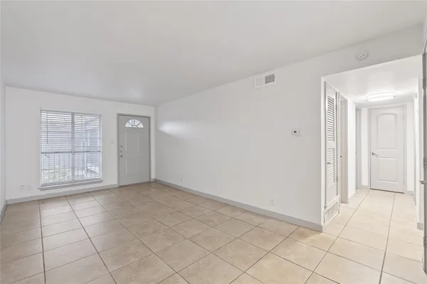 $850 | 1301 West Ben White Boulevard, Unit 205, Austin, TX 78704
