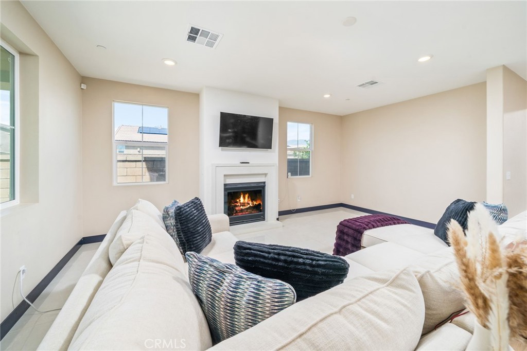 2414 Crater Avenue Rialto, CA 92377 - Photo 8 of 50