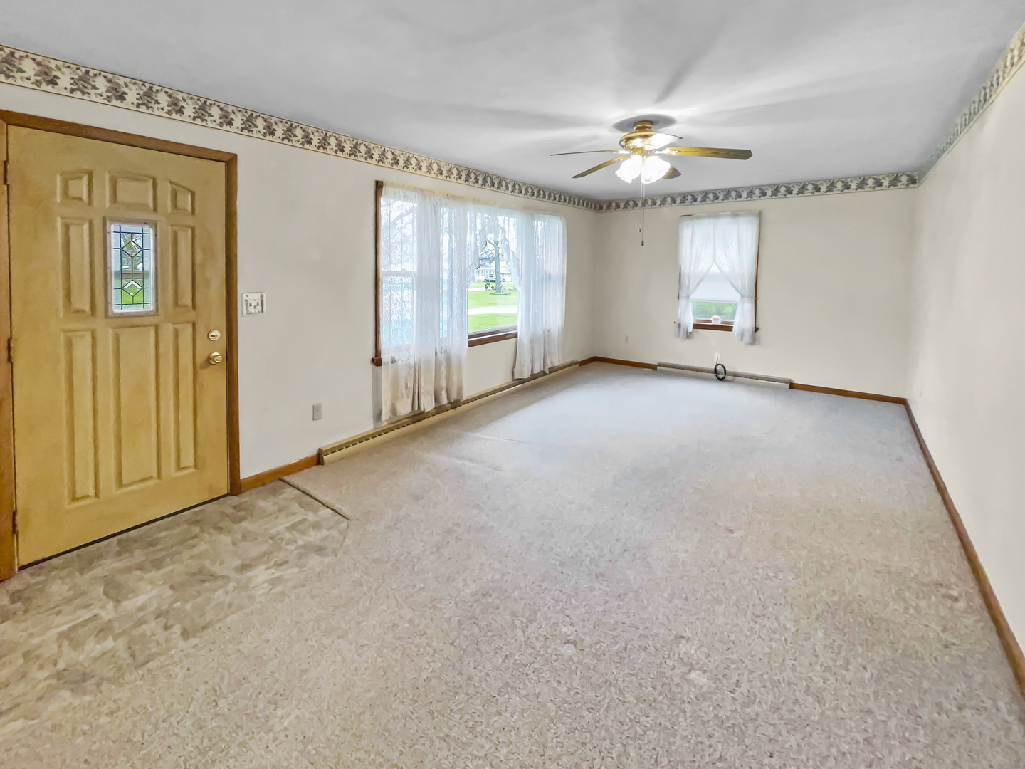610 West Seminary Avenue Onarga, IL 60955 - Photo 3 of 10 an empty room with windows and closet