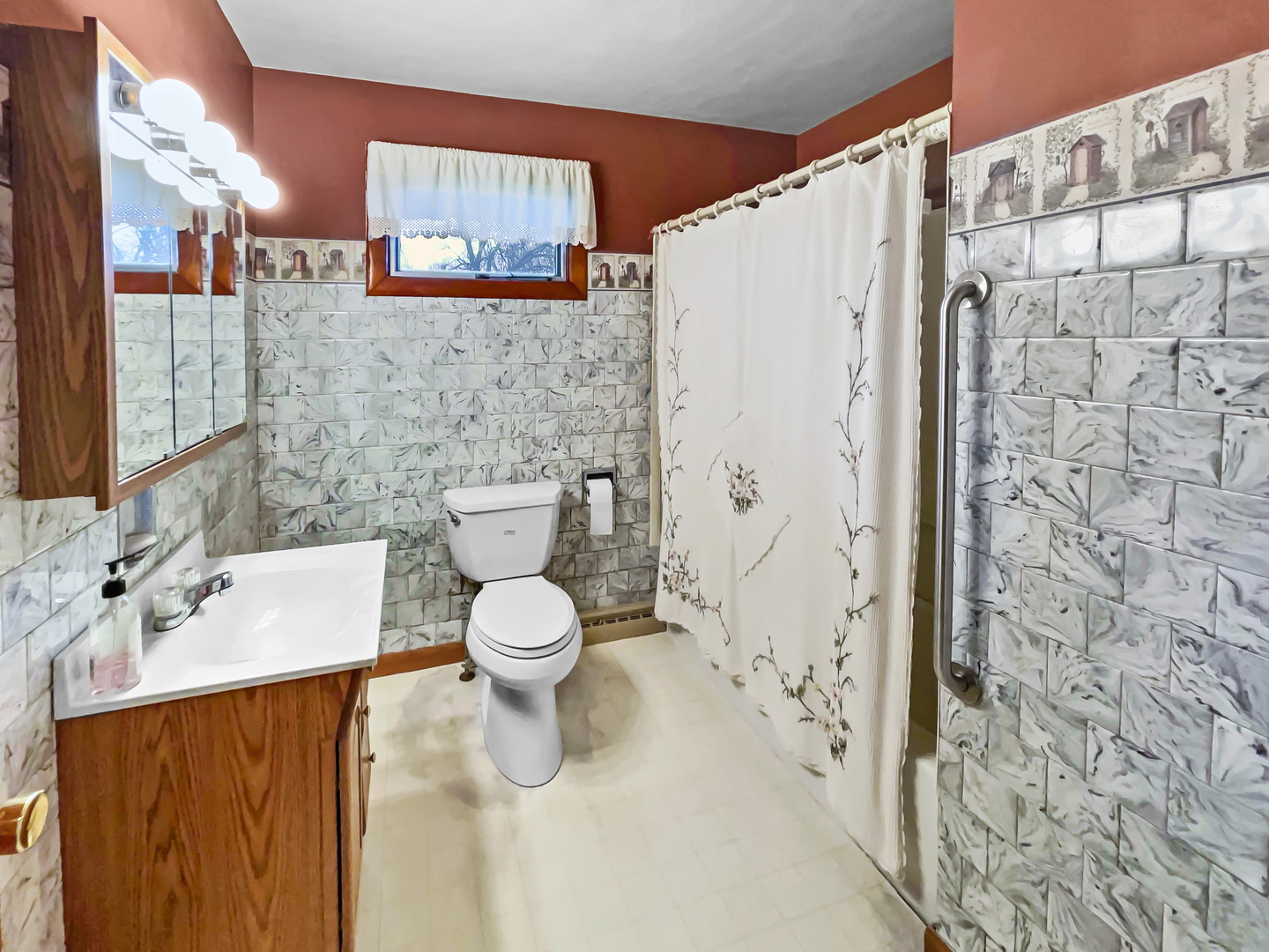 610 West Seminary Avenue Onarga, IL 60955 - Photo 4 of 10 a bathroom with a toilet sink and shower