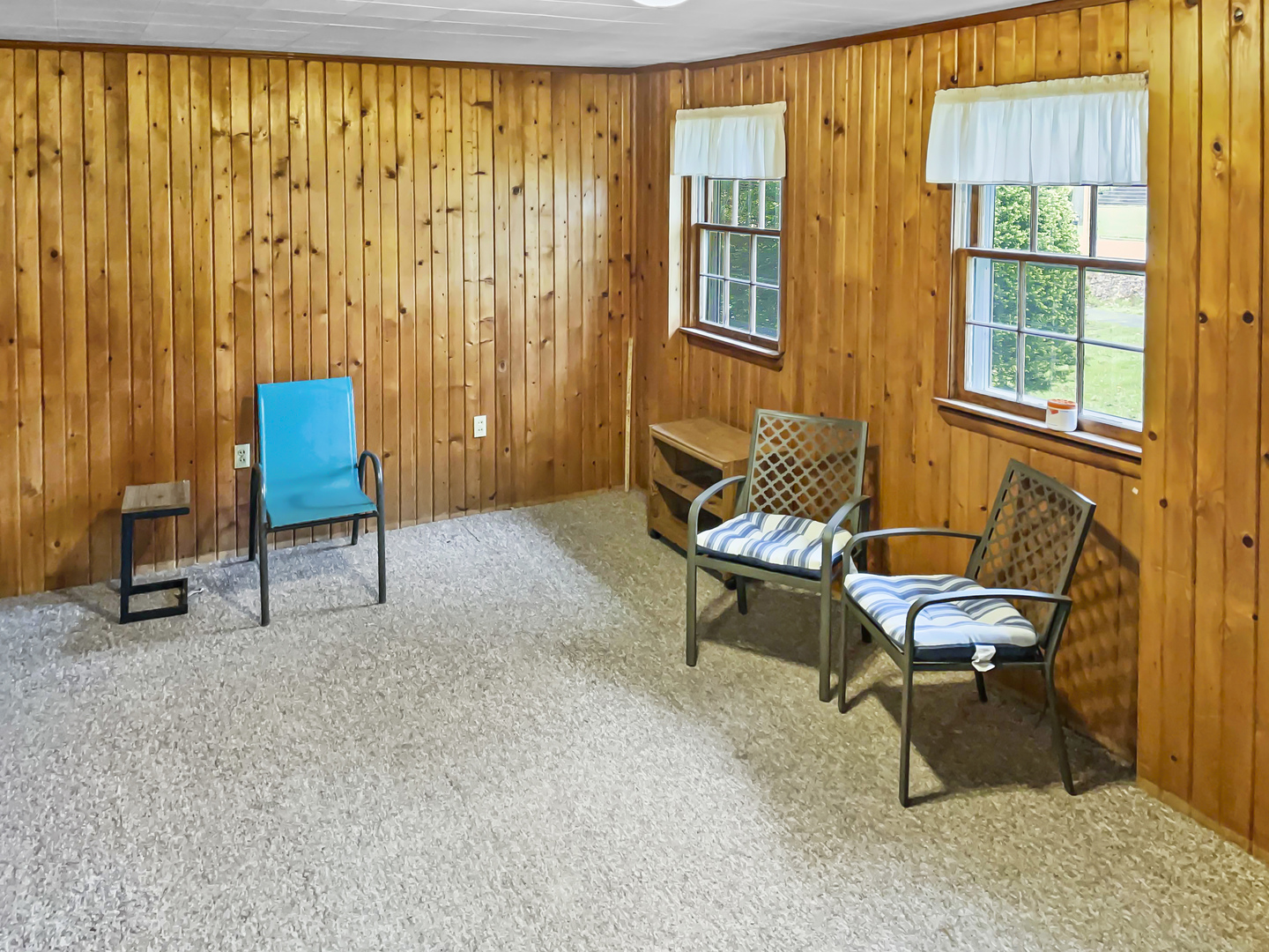 610 West Seminary Avenue Onarga, IL 60955 - Photo 7 of 10 a living room with furniture and a window
