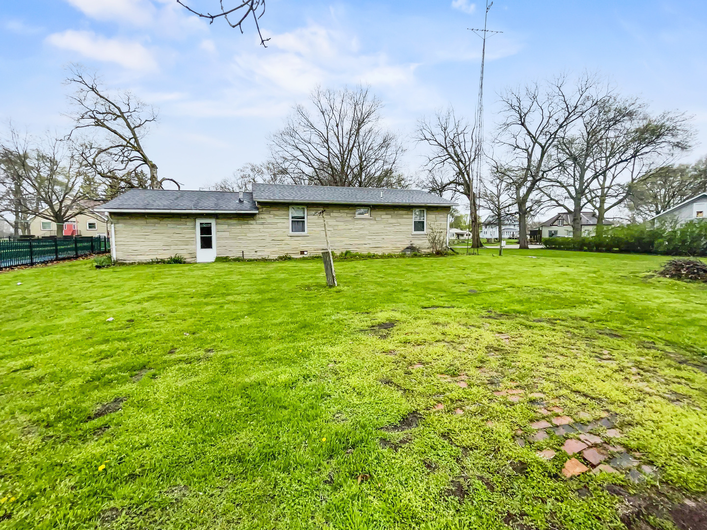 610 West Seminary Avenue Onarga, IL 60955 - Photo 9 of 10 a house view with garden space