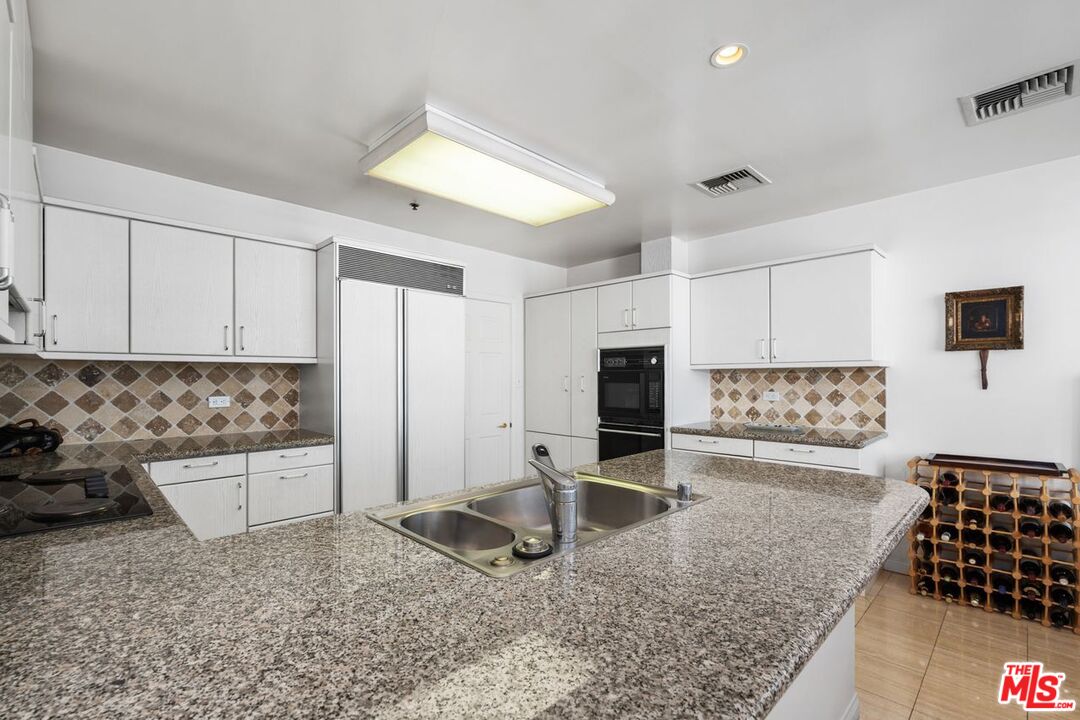 10724 Wilshire Boulevard, Unit 1104 Los Angeles, CA 90024 - Photo 17 of 36