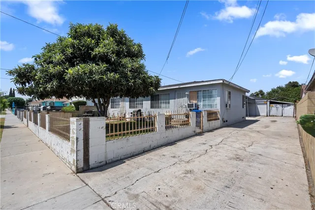 a view of a house with entertaining space