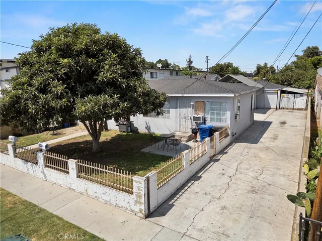 a view of a house with backyard