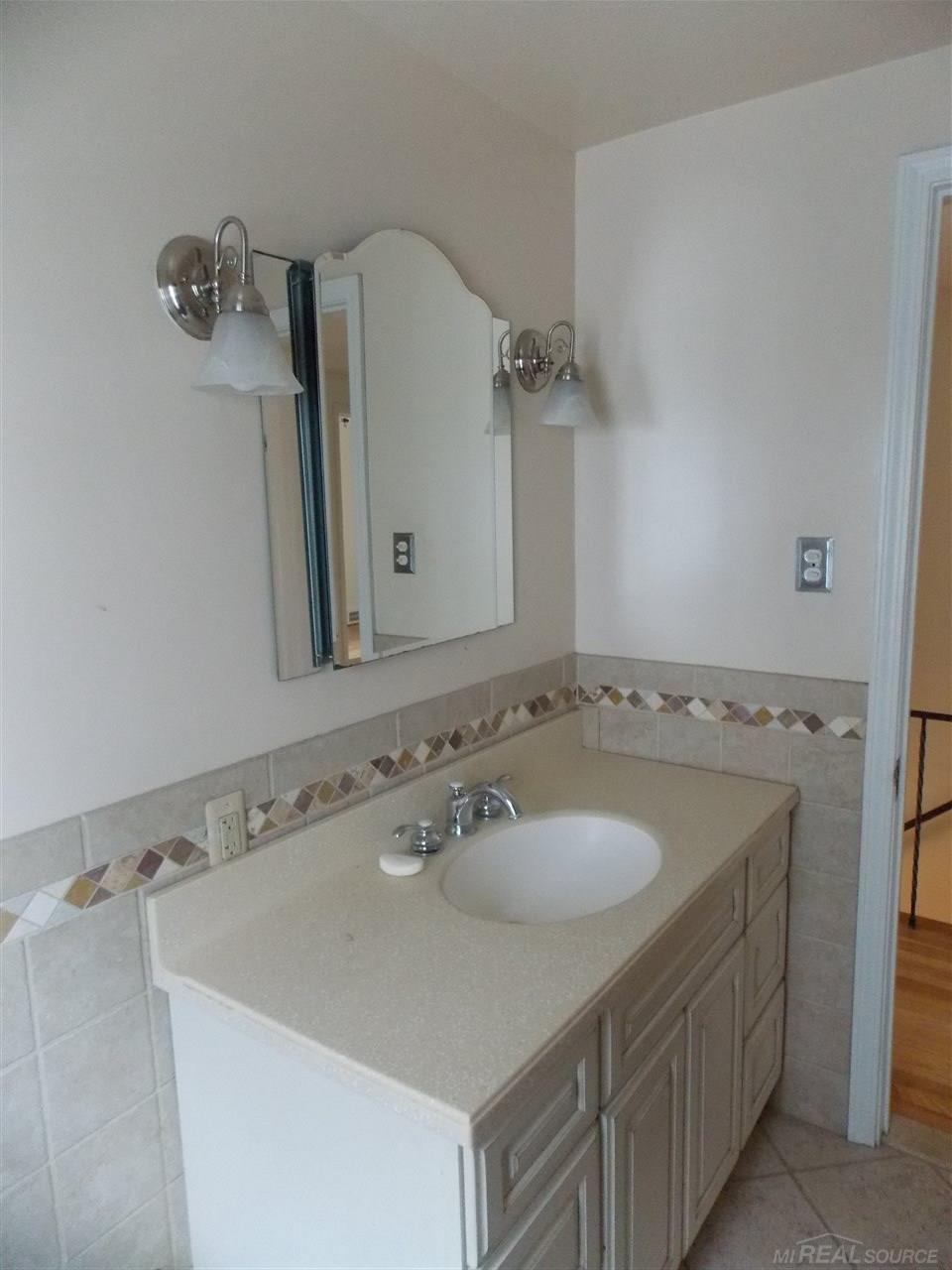 330 Merriweather Road Grosse Pointe, MI 48236 - Photo 9 of 21 31316882-8.JPG