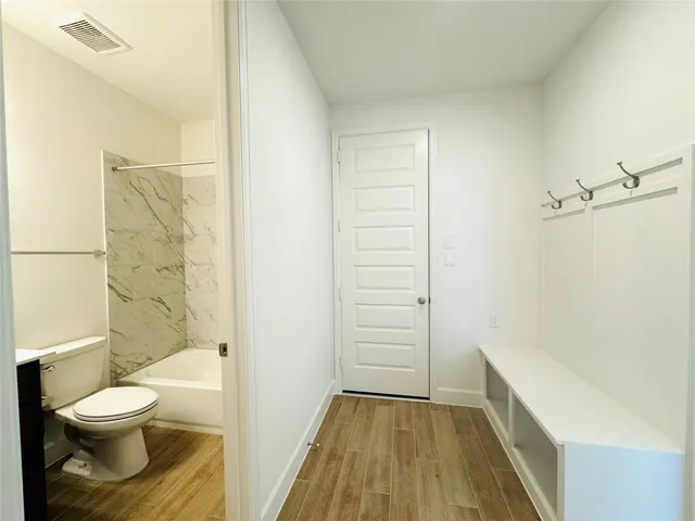 a view of a house with yard and porch