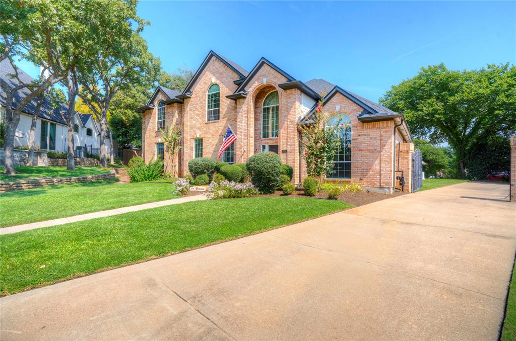 800 Woodcrest Court Southlake, TX 76092 - Photo 2 of 40 a front view of house with yard and green space