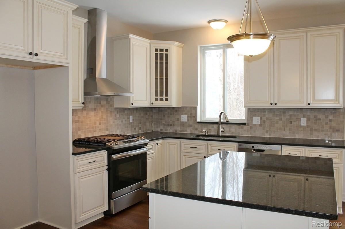 43483 Saltz Road Canton, MI 48187 - Photo 17 of 57 Tiled back splash and soft close drawers.