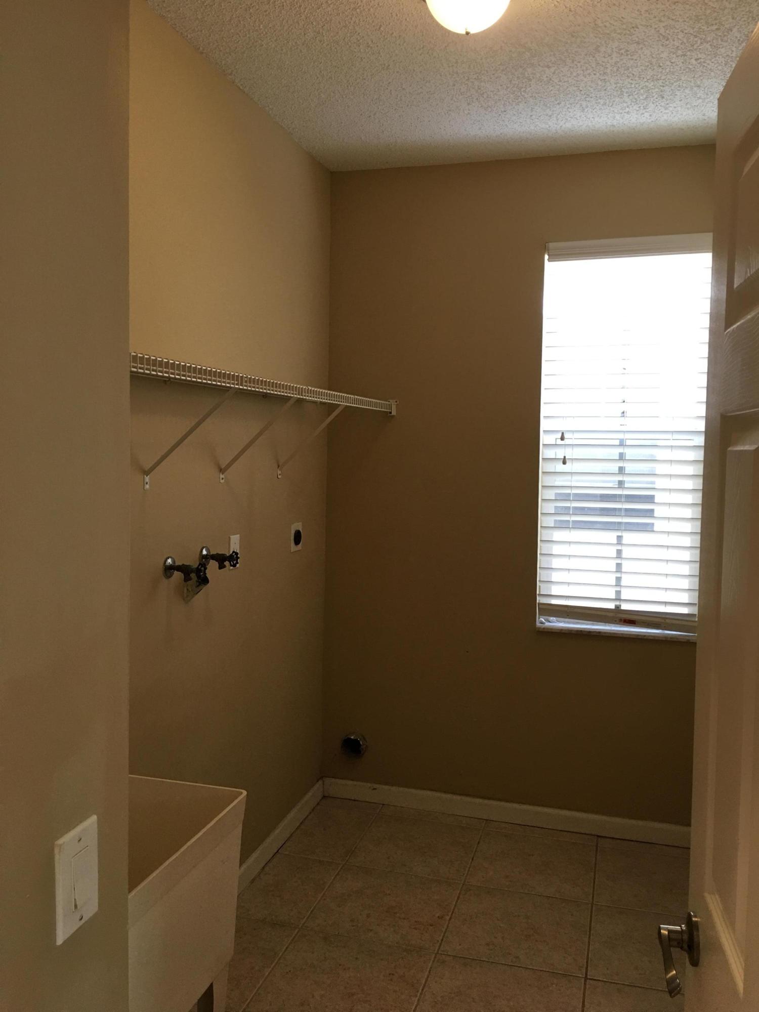 4383 Laurel Ridge Circle Weston, FL 33331 - Photo 16 of 36 a bathroom with a bathtub