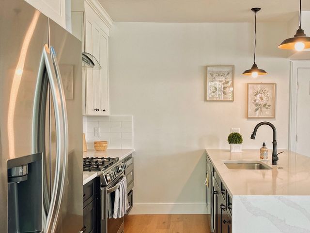 $1,055,000 | 165 Everett Street, Unit 6, Boston, MA 02128