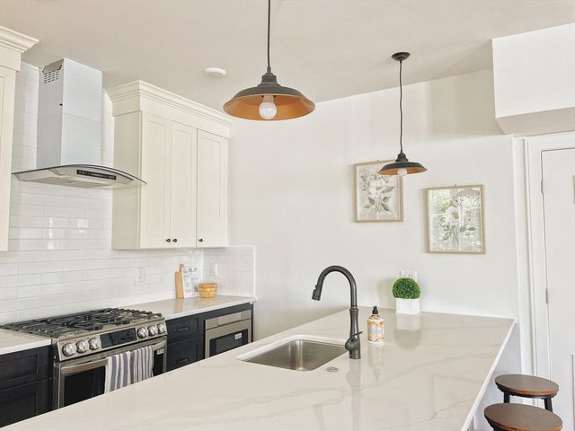 $1,055,000 | 165 Everett Street, Unit 6, Boston, MA 02128