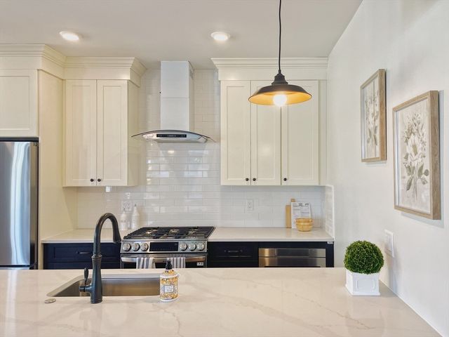 $1,055,000 | 165 Everett Street, Unit 6, Boston, MA 02128