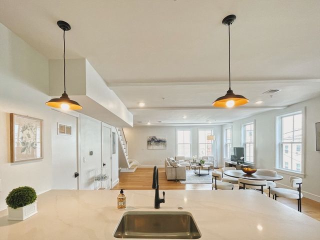 $1,055,000 | 165 Everett Street, Unit 6, Boston, MA 02128