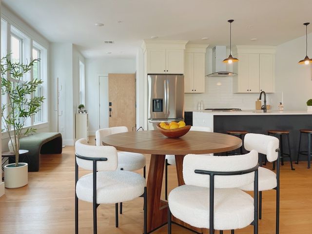 $1,055,000 | 165 Everett Street, Unit 6, Boston, MA 02128