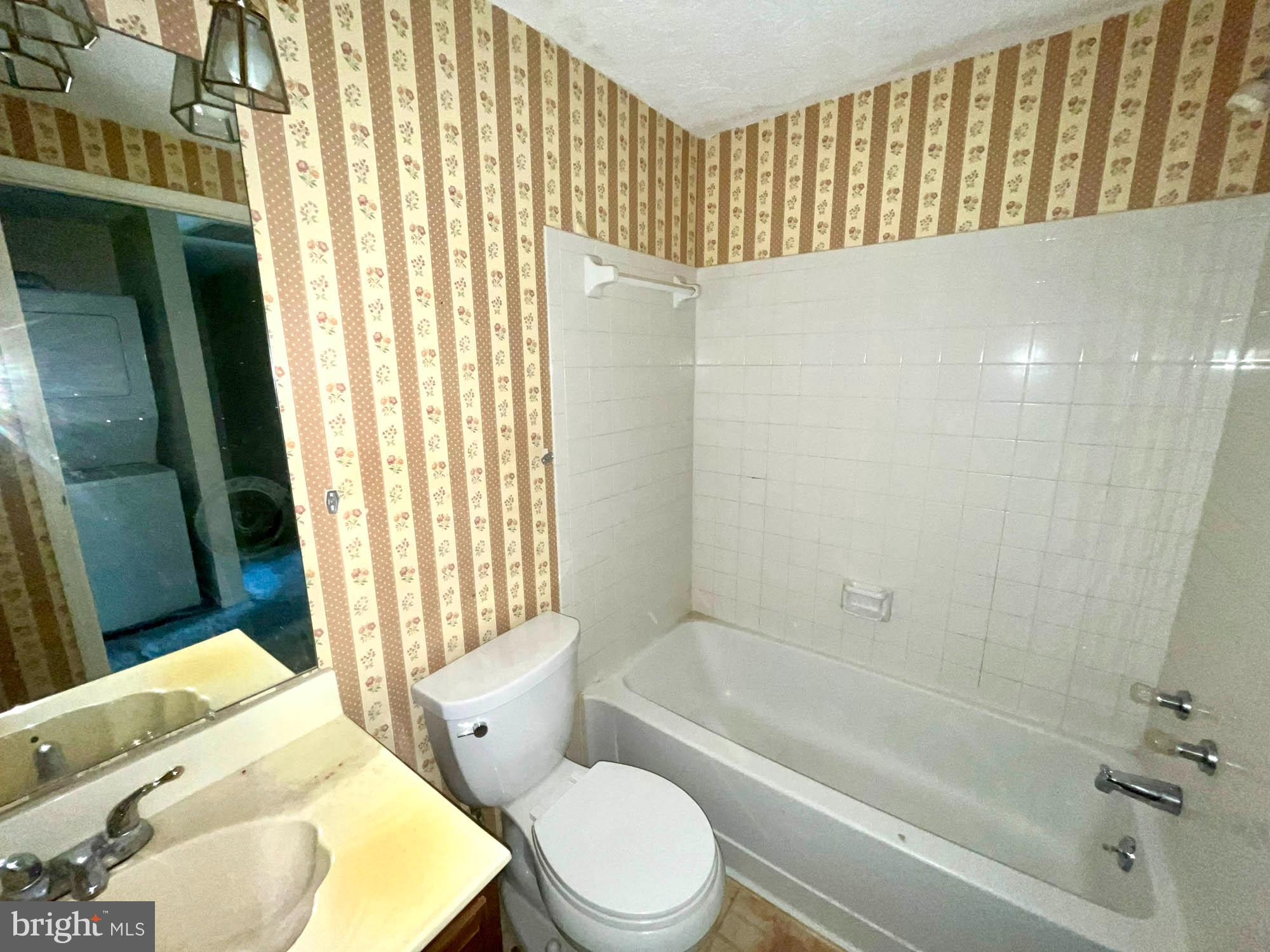 11200 Legato Way Silver Spring, MD 20901 - Photo 11 of 15 a bathroom with a bathtub and shower