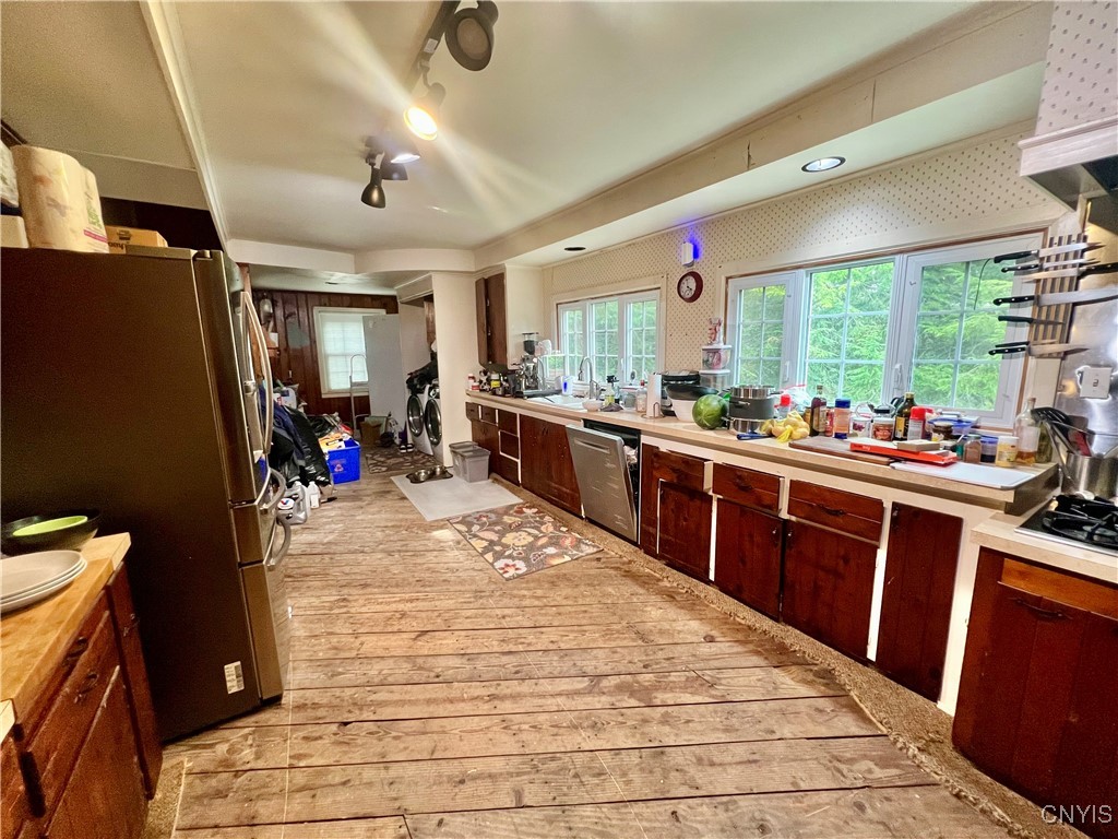 246 Lafayette Road Syracuse, NY 13205 - Photo 4 of 12 Kitchen