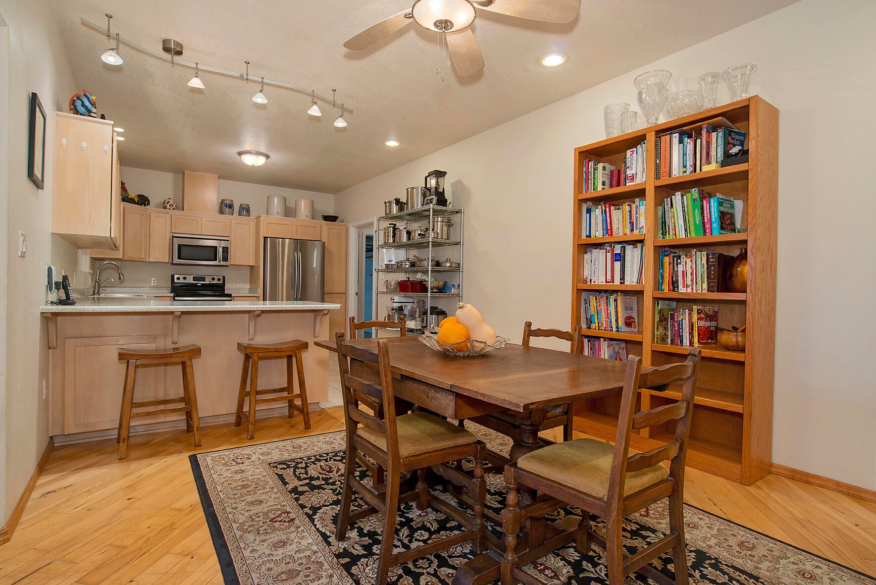 646 Raven Road Central Point, OR 97502 - Photo 34 of 74 Dining Room