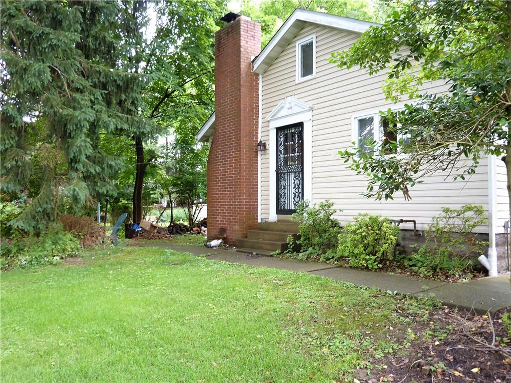 121 Easley Road Pittsburgh, PA 15237 - Photo 3 of 15 Side view of this well maintained home.