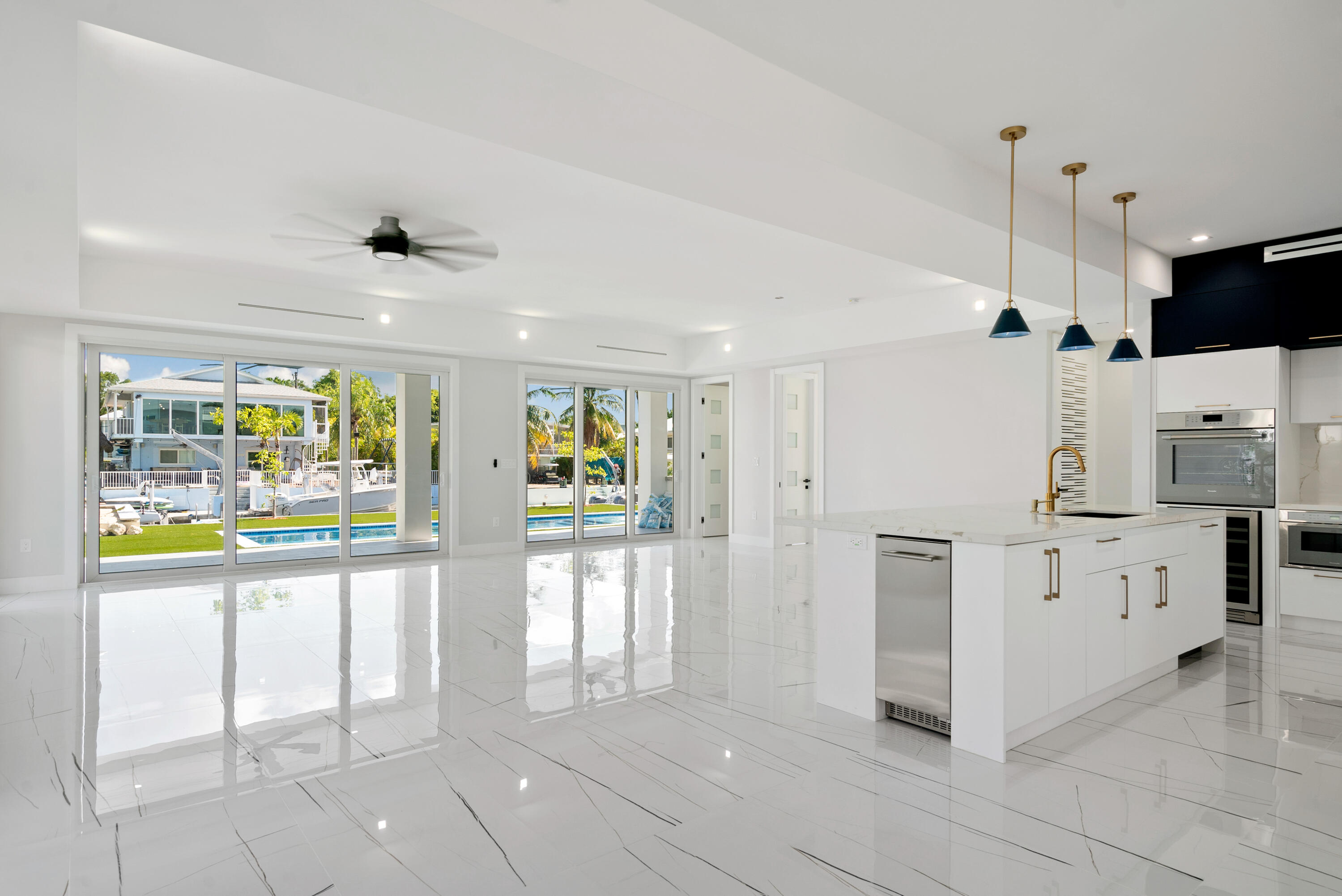 107 Spoonbill Road Tavernier, FL 33070 - Photo 4 of 48 Living