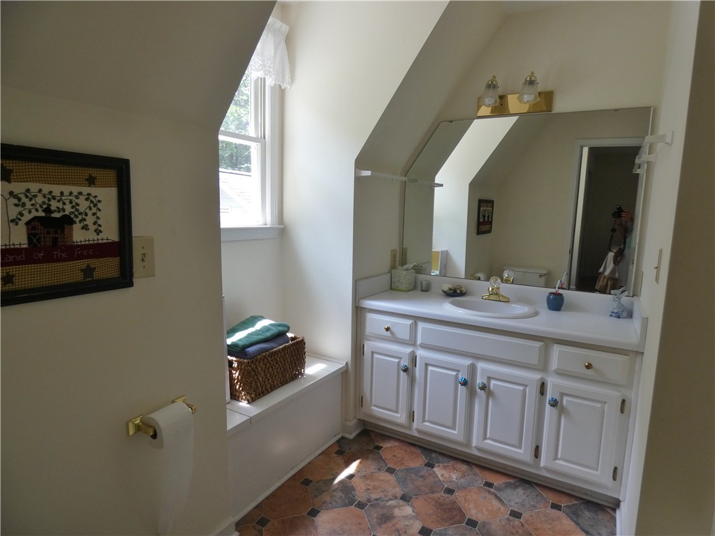 587 Currahee Ridge Road Toccoa, GA 30577 - Photo 11 of 19 Full Bathroom