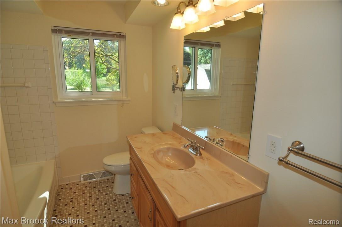 5979 Maybee Road Clarkston, MI 48346 - Photo 15 of 33 DSC_0443.JPG