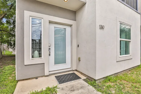 a view of an entryway of the house