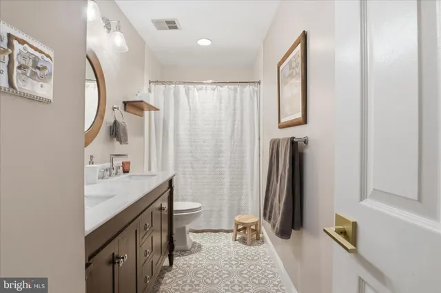 a en suite bathroom with a sink and a mirror