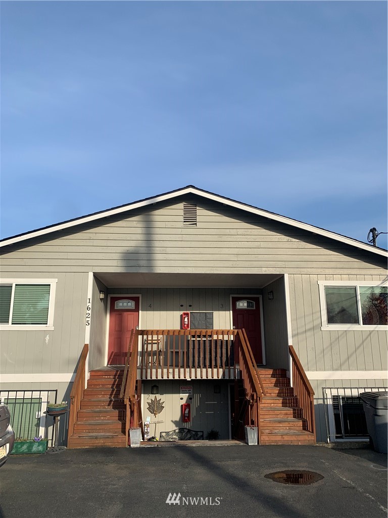 1625 Chestnut Street Everett, WA 98201 - Photo 2 of 27 a view of entrance gate of building