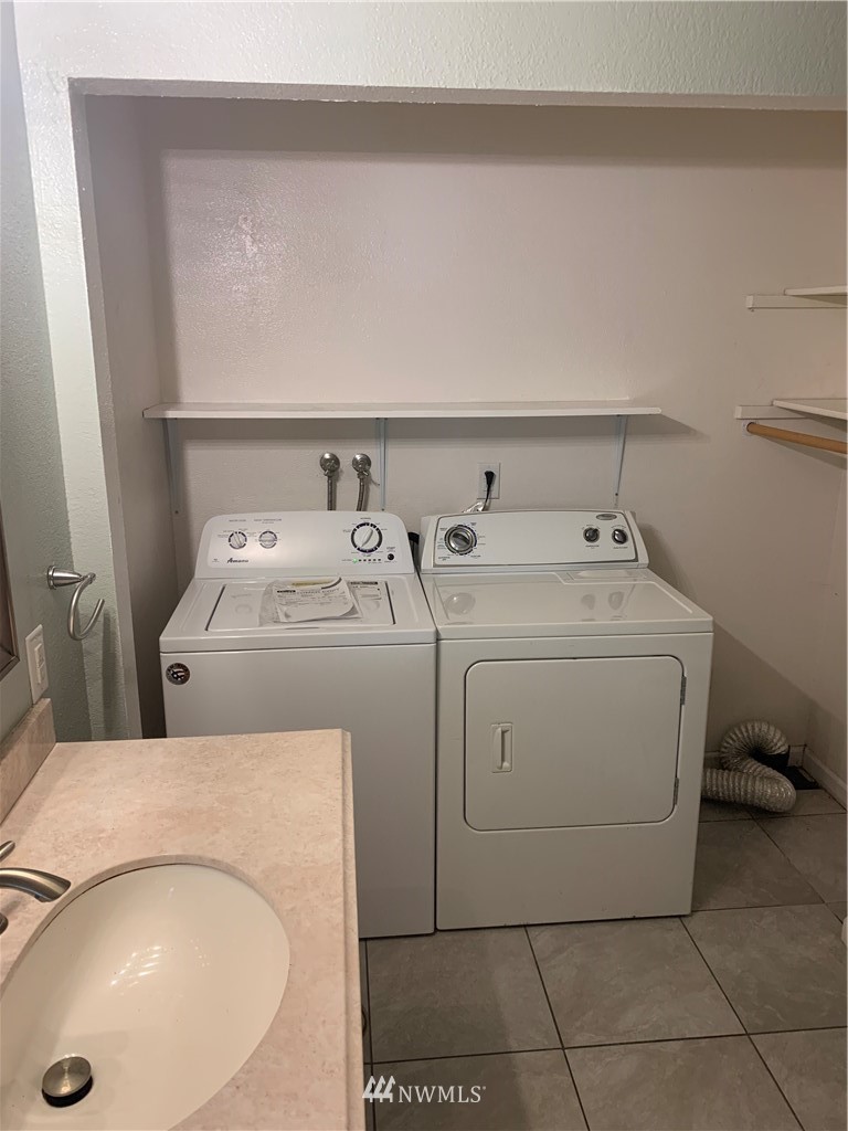 1625 Chestnut Street Everett, WA 98201 - Photo 11 of 27 a utility room with dryer and washer