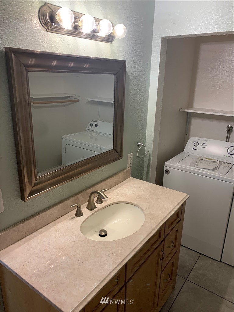 1625 Chestnut Street Everett, WA 98201 - Photo 12 of 27 a bathroom with a sink and a mirror