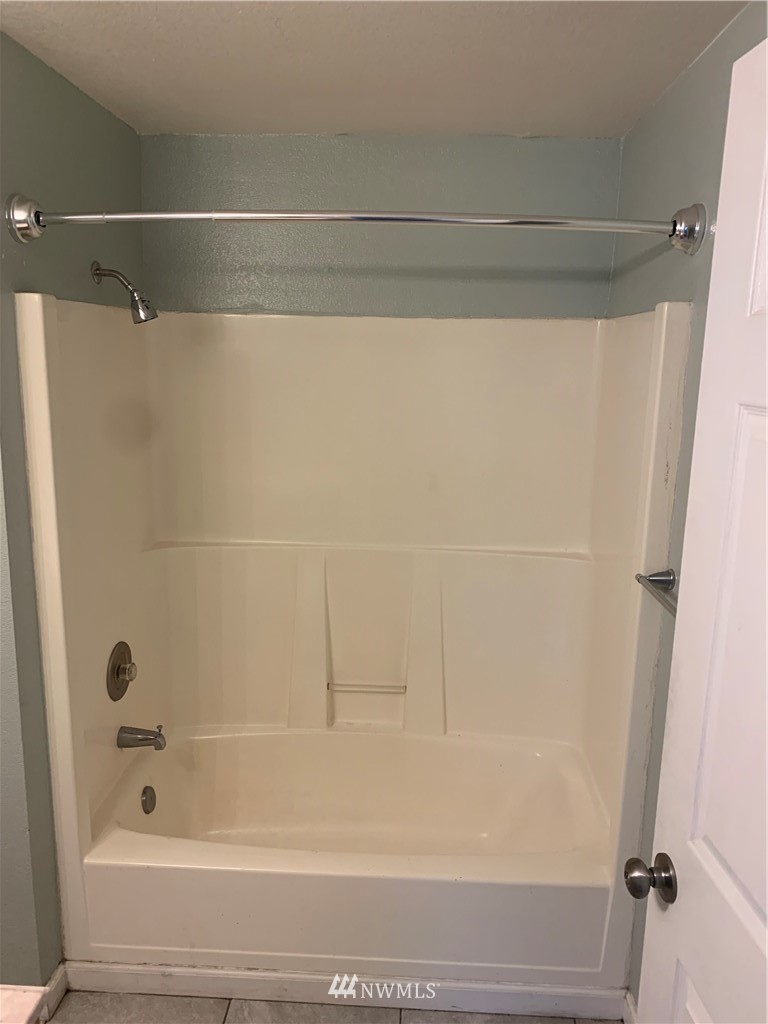 1625 Chestnut Street Everett, WA 98201 - Photo 14 of 27 a bathroom with a shower and a bath tub