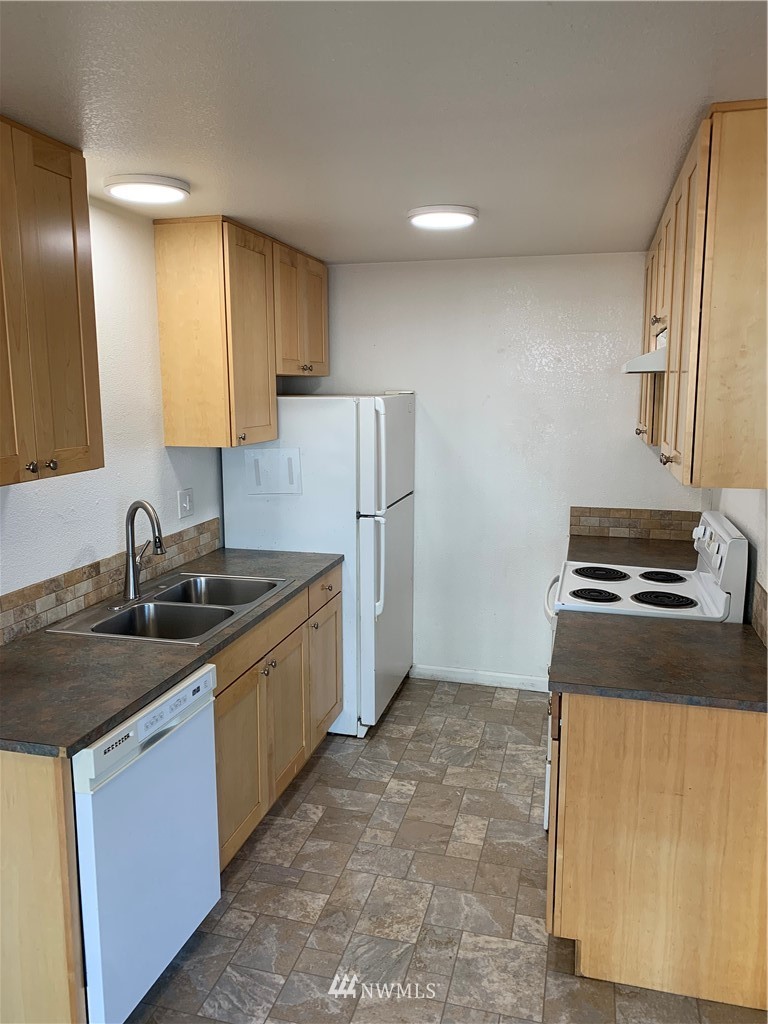 1625 Chestnut Street Everett, WA 98201 - Photo 18 of 27 a kitchen with stainless steel appliances granite countertop a sink stove and refrigerator