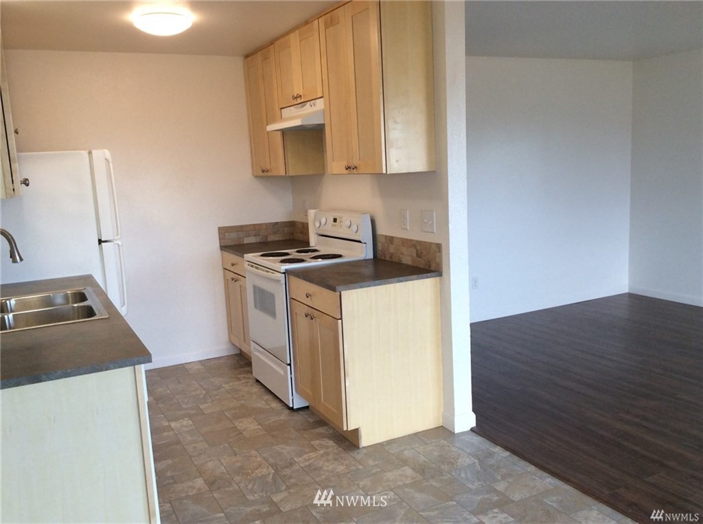 1625 Chestnut Street Everett, WA 98201 - Photo 19 of 27 a kitchen with a stove and a microwave